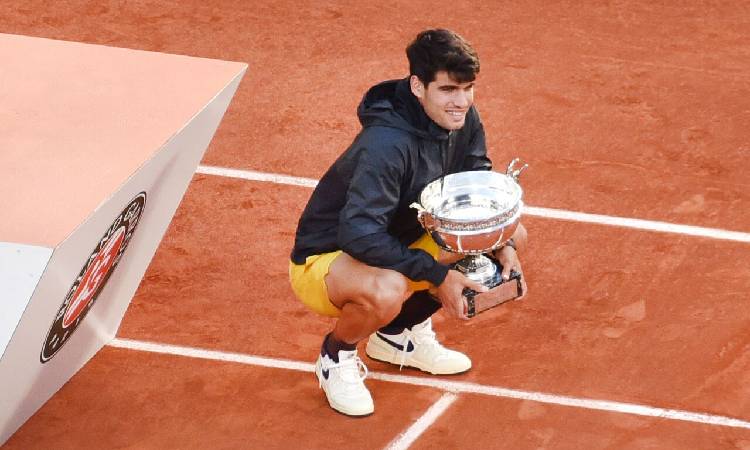 The 'king' hands over the crown to the 'prince' at Australian Open 